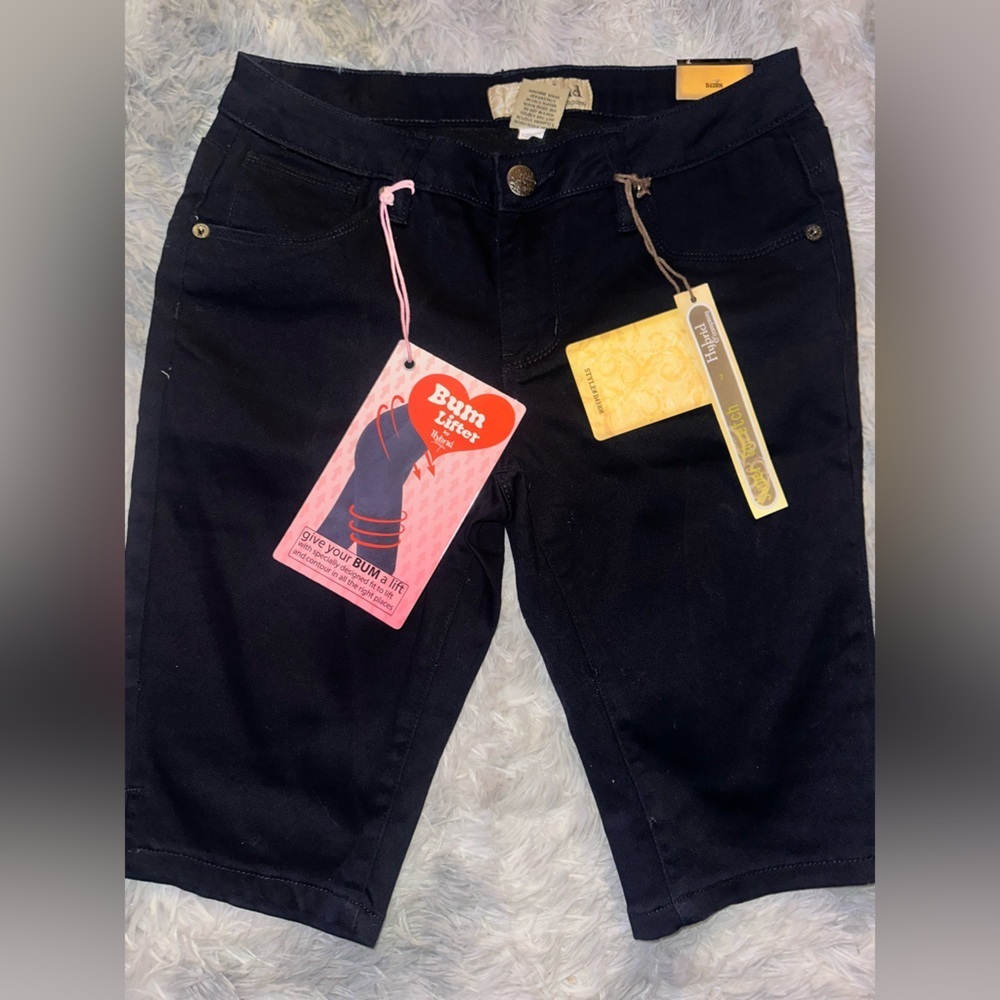 Hybrid & Company Woman’s Black Super Stretch Shorts w/Bum Lifter - NWT Size 7